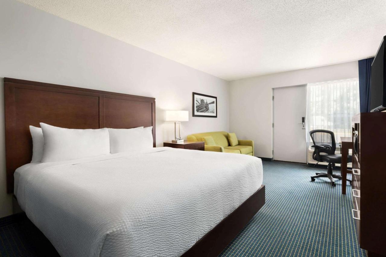Days Inn By Wyndham Sarnia Harbourfront Zewnętrze zdjęcie