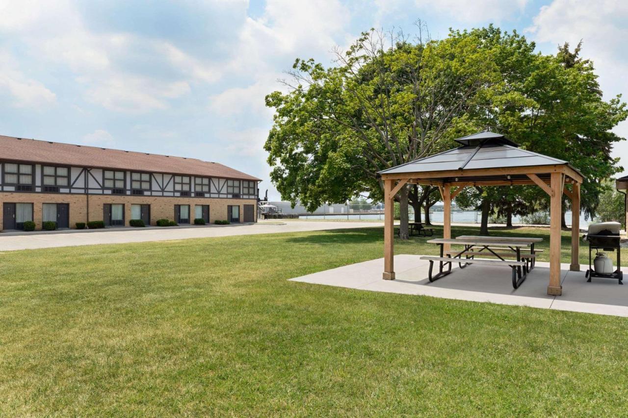 Days Inn By Wyndham Sarnia Harbourfront Zewnętrze zdjęcie